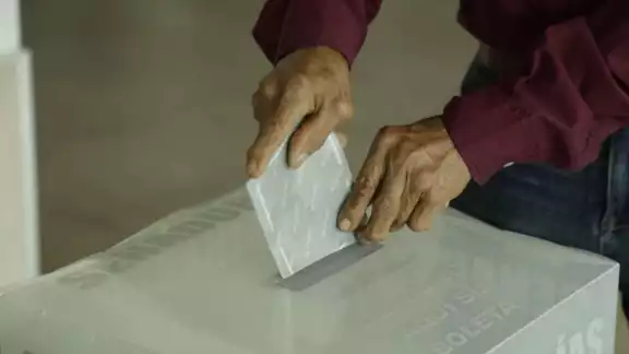De acuerdo con la Constitución Política de los Estados Unidos Mexicanos, el mandato del Gobernador es improrrogable De acuerdo con la Constitución Política de los Estados Unidos Mexicanos, el mandato del Gobernador es improrrogable