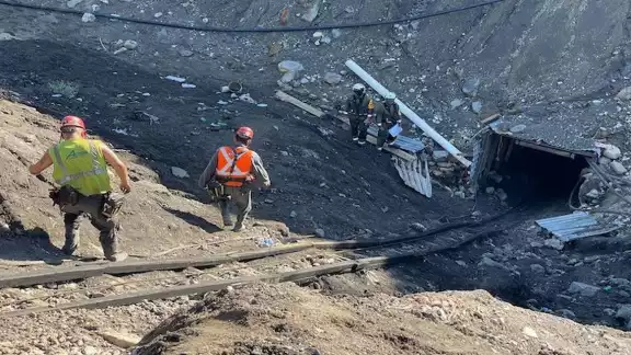 Ambos trabajadores fueron rescatados y trasladados para recibir atención médica; sin embargo, uno de ellos falleció en el trayecto