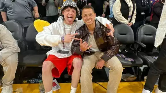 Peso Pluma y Chicharito en primera fila del partido de los Lakers