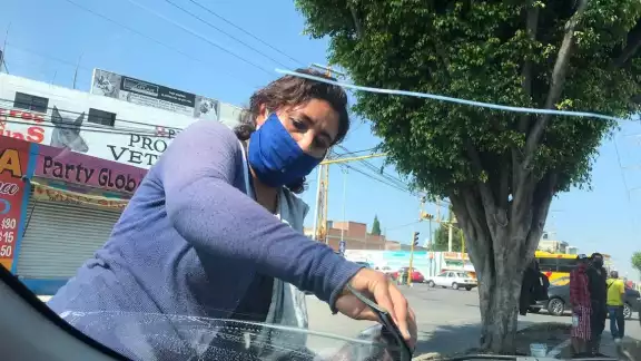 Limpiaparabrisas asegura que gana mucho dinero diario y genera controversia en redes Limpiaparabrisas asegura que gana mucho dinero diario y genera controversia en redes