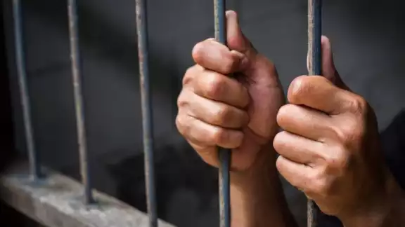 El hombre entró a la casa para llevarse dos aparatos electrónicos El hombre entró a la casa para llevarse dos aparatos electrónicos