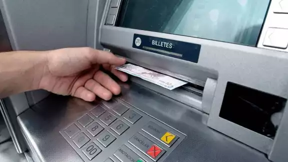 Advierten desaparición de cajeros automáticos