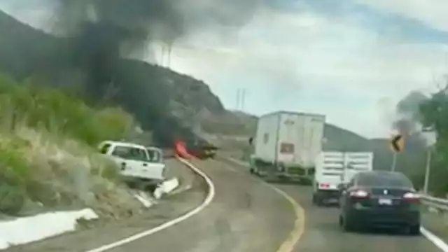 De manera extraoficial se habla de cuatro unidades atacadas, dos de ellas terminaron calcinadas en el ataque