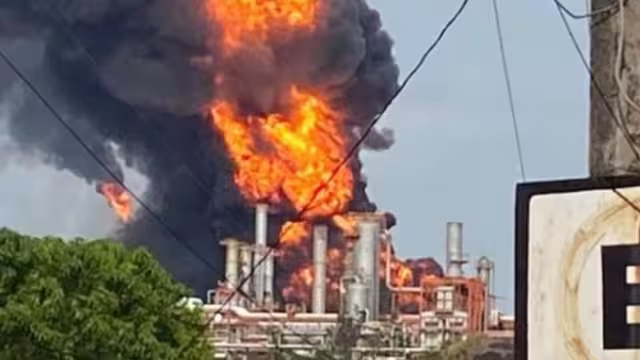 Incendio en refinería de Pemex en Minatitlán