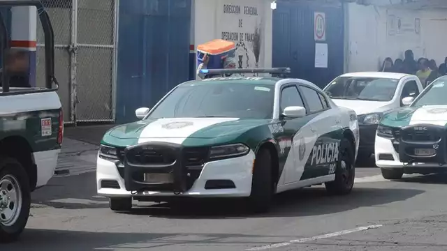 Un elemento de la SSC-CDMX fue captado comprando cervezas y subiendo a unas mujeres a su patrulla