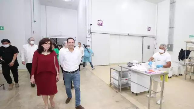 Mauricio Vila y Tere Cazola realizando un recorrido por la nueva procesadora de la empresa yucateca