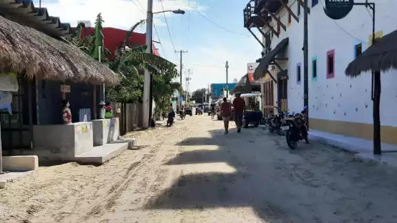 Los recientes fenómenos meteorológicos provocaron
inundaciones en la isla de Holbox. Los recientes fenómenos meteorológicos provocaron
inundaciones en la isla de Holbox.