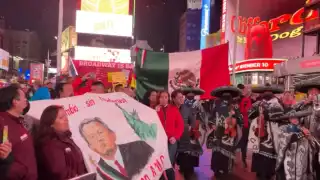 Migrantes mexicanos esperaron a AMLO con mariachi en el Aeropuerto de Nueva York
