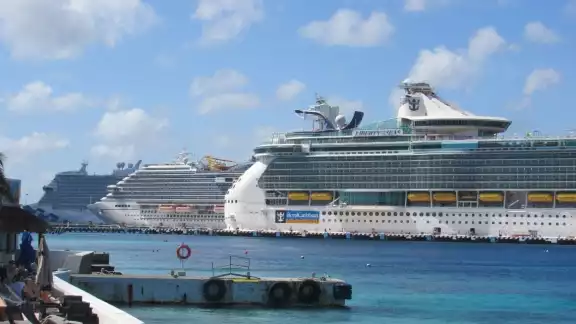 Tres de los cuatro cruceros que llegaron a Cozumel atracaron en el Puerto SSA México