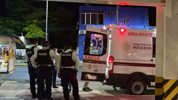 Un hombre agredió a una mujer y a su hijo de 13 años, quienes fueron asistidos por policías y paramédicos. Un hombre agredió a una mujer y a su hijo de 13 años, quienes fueron asistidos por policías y paramédicos.
