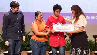 Cecilia Patrón entrega becas bimestrales de mil 200 pesos a personas con discapacidad