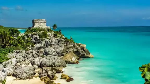 Se encuentra entre la selva de Tulum a 300 metros de la carretera federal 307 Cancún-Chetumal