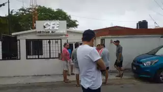 Pobladores de Bacalar encaran al encargado de la CFE por apagones