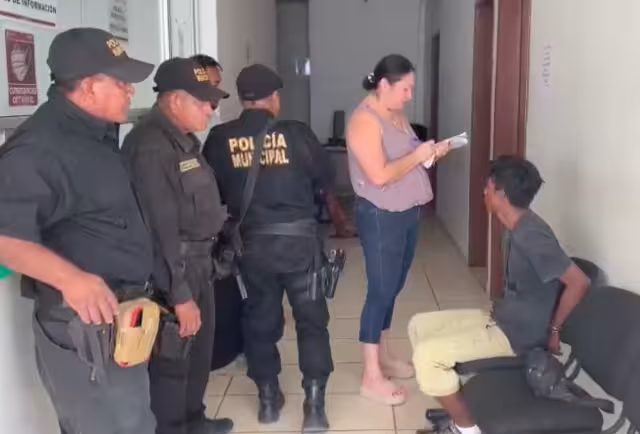 El hombre intentó darse a la fuga al ver a los policías municipales