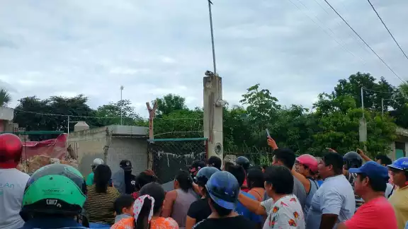 Cansados de que los elementos policiacos no intervengan para evitar los atracos en la zona, los ciudadanos hacen justicia Cansados de que los elementos policiacos no intervengan para evitar los atracos en la zona, los ciudadanos hacen justicia