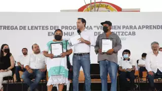 Mauricio Vila entregó diversos apoyos para la ciudadanía en Oxkutzcab, como lo son certificados de viviendas y lentes para aprender mejor