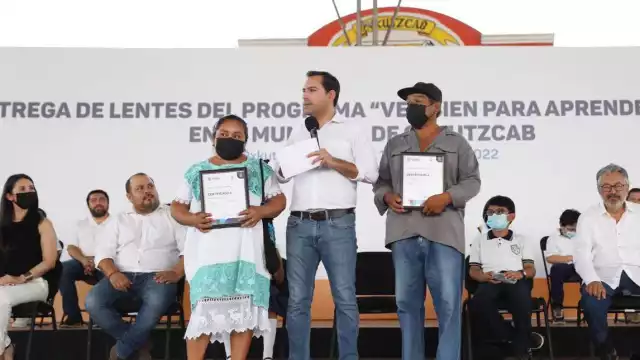 Mauricio Vila entregó diversos apoyos para la ciudadanía en Oxkutzcab, como lo son certificados de viviendas y lentes para aprender mejor