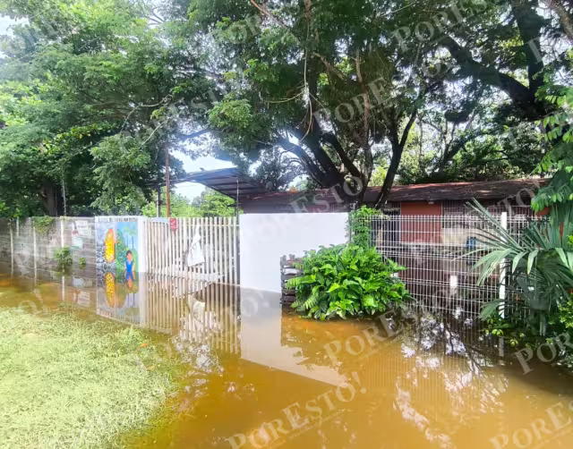 El panteón, secundaria y campo deportivo amanecieron bajo el agua