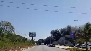 Debido a la magnitud del accidente vial, la carretera fue cerrada en ambos sentidos
