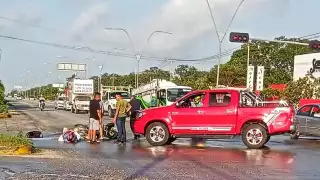 El hombre junto a su motocicleta quedó tendido sobre el pavimento tras ser impactado