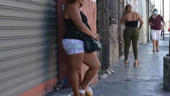 Son poco más de 30 mujeres que trabajan en dos turnos, mañana y tarde, hasta antes de las 9 de la noche