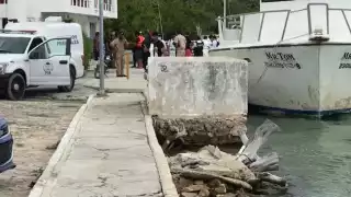 Servicios Periciales de la Fiscalía General de Quintana Roo acudieron a la Zona Hotelera de Cancún para recibir el cuerpo de uno de los dos muertos en Isla Mujeres