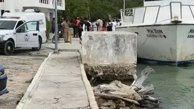 Servicios Periciales de la Fiscalía General de Quintana Roo acudieron a la Zona Hotelera de Cancún para recibir el cuerpo de uno de los dos muertos en Isla Mujeres