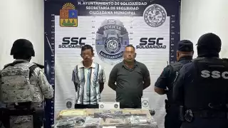 Detienen a dos hombres con 68 envoltorios de sustancias y armas largas en Playa del Carmen