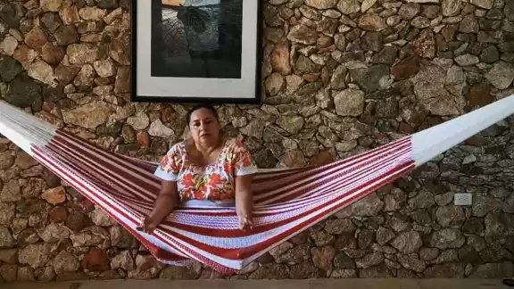 Con colores brillantes e increíbles diseños la hamaca llegó a aliviar el calor de la Península de Yucatán Con colores brillantes e increíbles diseños la hamaca llegó a aliviar el calor de la Península de Yucatán