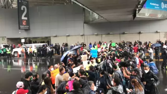 Los padres de familia cerraron el paso en la avenida Capitán Carlos León, ante el desabasto de medicamentos oncológicos.