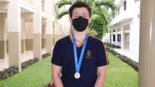 Alumno ganador del segundo puesto presume su victoria