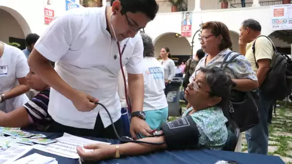 El rector Carlos Alberto Estrada Pinto desechó cualquier posibilidad de abrir lugares para admitir a más estudiantes para formarlos como médicos. El rector Carlos Alberto Estrada Pinto desechó cualquier posibilidad de abrir lugares para admitir a más estudiantes para formarlos como médicos.