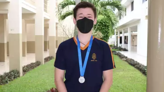 Alumno ganador del segundo puesto presume su victoria Alumno ganador del segundo puesto presume su victoria