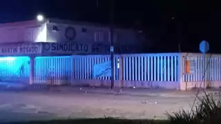Las autoridades sólo reportan daños a algunos autos y a la fachada