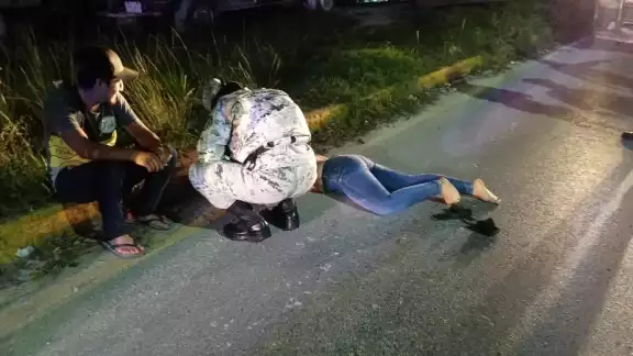 La mujer se lanzó de un mototaxi en movimiento en Cancún La mujer se lanzó de un mototaxi en movimiento en Cancún