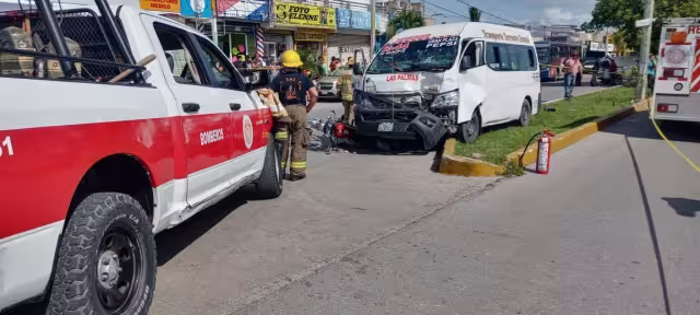 El conductor de la combi venía jugando carreritas