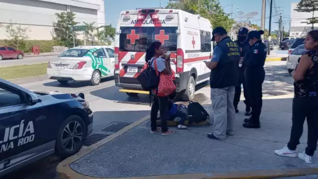 La menor que se encuentra en el piso es la niña que la FGE simulo entregar (foto de hace tres semanas)