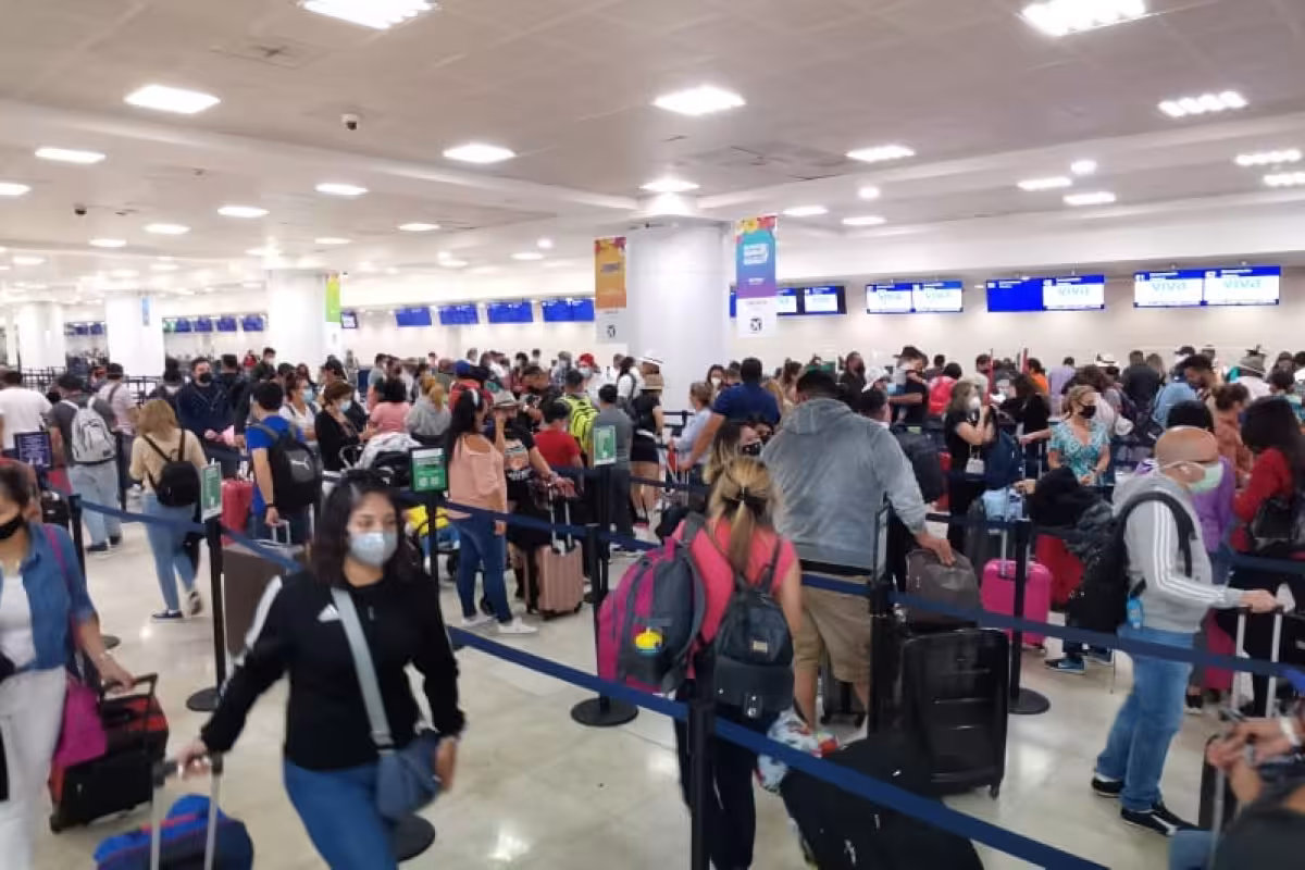 Módulo de Viva Aerobus presenta aglomeraciones en aeropuerto de Cancún ...
