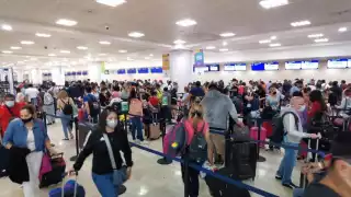 Personal de seguridad privada del aeropuerto, apoya a la aerolínea para que la gente respete la Sana Distancia