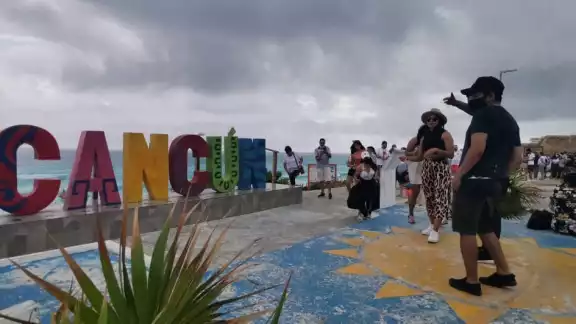 El parador fotográfico que se encuentra en Playa Delfines contaba con una fila superior a las 25 personas