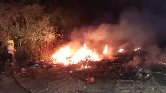 Un área de 100 metros conformado de basura, en las inmediaciones del Relleno Sanitario de Chetumal fue el lugar donde se generó un incendio Un área de 100 metros conformado de basura, en las inmediaciones del Relleno Sanitario de Chetumal fue el lugar donde se generó un incendio