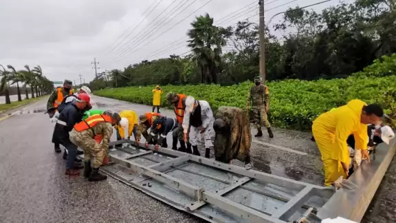 cuadrillas de la Comisión Federal de Electricidad se están dando la tarea de restaurar el servicio sobre todo en la zona de la Riviera Maya. Foto: Ramona Mora.