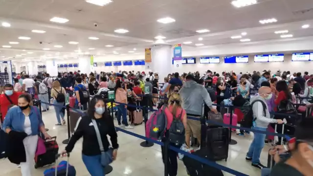 Personal de seguridad privada del aeropuerto, apoya a la aerolínea para que la gente respete la Sana Distancia