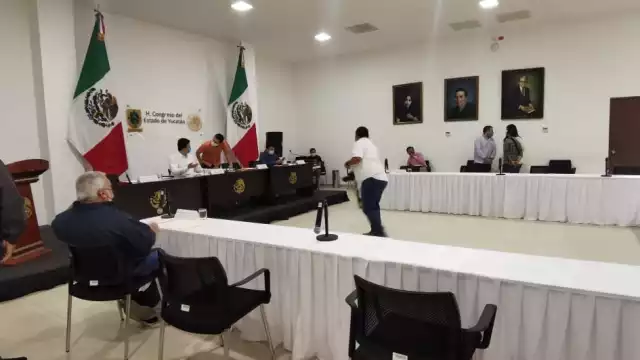 Luego de esperar 45 minutos, el diputado José Crescencio Gutiérrez Gonzáles de Nueva Alianza hizo el pase de lista