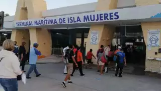 La terminal marítima recibió turistas que llegaron de Cancún