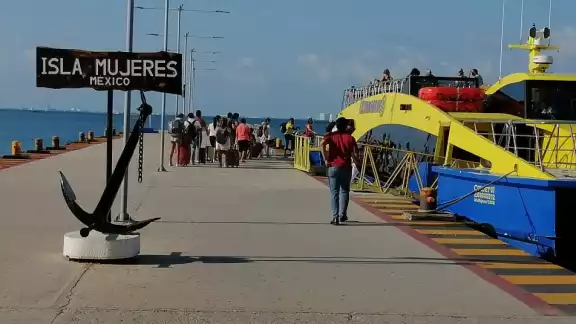 Se debe tomar un ferry desde Cancún, pues solo así podrás cruzar a este paraíso Se debe tomar un ferry desde Cancún, pues solo así podrás cruzar a este paraíso