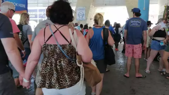 Terminal Marítima de Cancún-Isla Mujeres luce abarrotada por cientos de turistas Terminal Marítima de Cancún-Isla Mujeres luce abarrotada por cientos de turistas