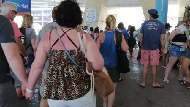 Terminal Marítima de Cancún-Isla Mujeres luce abarrotada por cientos de turistas