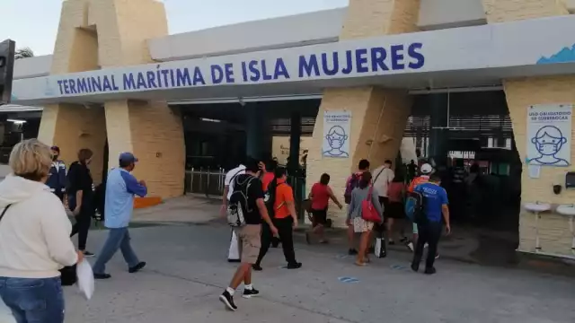 La terminal marítima recibió turistas que llegaron de Cancún