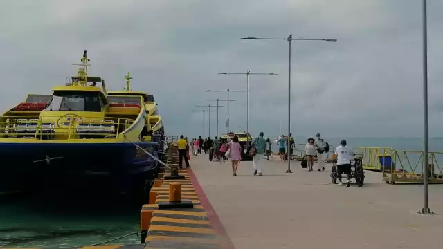 Los visitantes llegan a llenar las playas